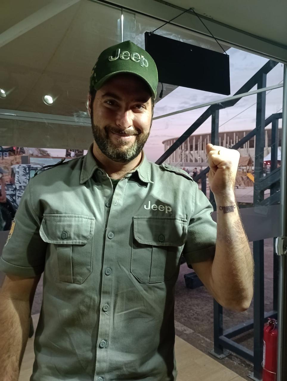 Convidado Jeep com tatuagem no braço